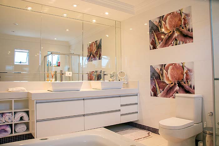Photo of a contemporary bathroom