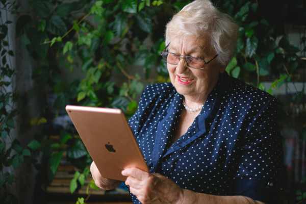 Photo of a Senior woman reading about reasons to retire in Kentucky on her iPad
