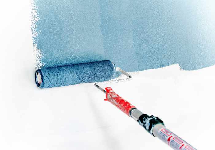 Photo of a paint roller painting a wall teal - 7 Mistakes to Watch Out for When Selecting a Painting Contractor