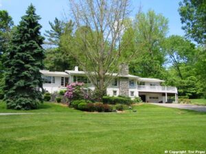 Read more about the article How Los Angeles Designers Influence Luxury Interior Design in America